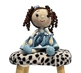 DISELIO Muñeca Amigurumi de 30 cm Hecha 100% a Mano con Aguja de Crochet con Hilo de Algodón. Encantadora Creación de pelo rizado y Vestido en Azul y Blanco (Amig-Muñe-vest-a)